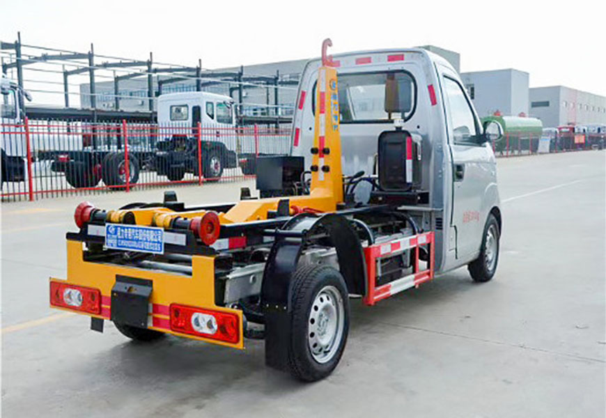 開(kāi)瑞3方拉臂式垃圾車(chē)后方位圖