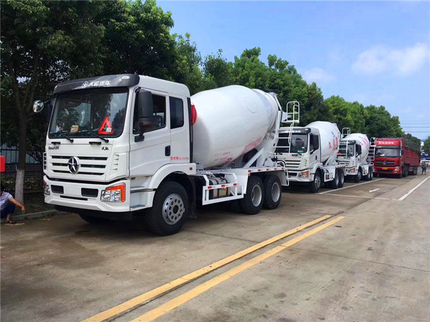 大運風(fēng)馳8方攪拌車