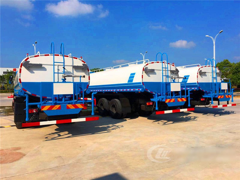 云南客戶批量訂購(gòu)的東風(fēng)后雙橋?yàn)⑺囀状伟l(fā)車3臺(tái)